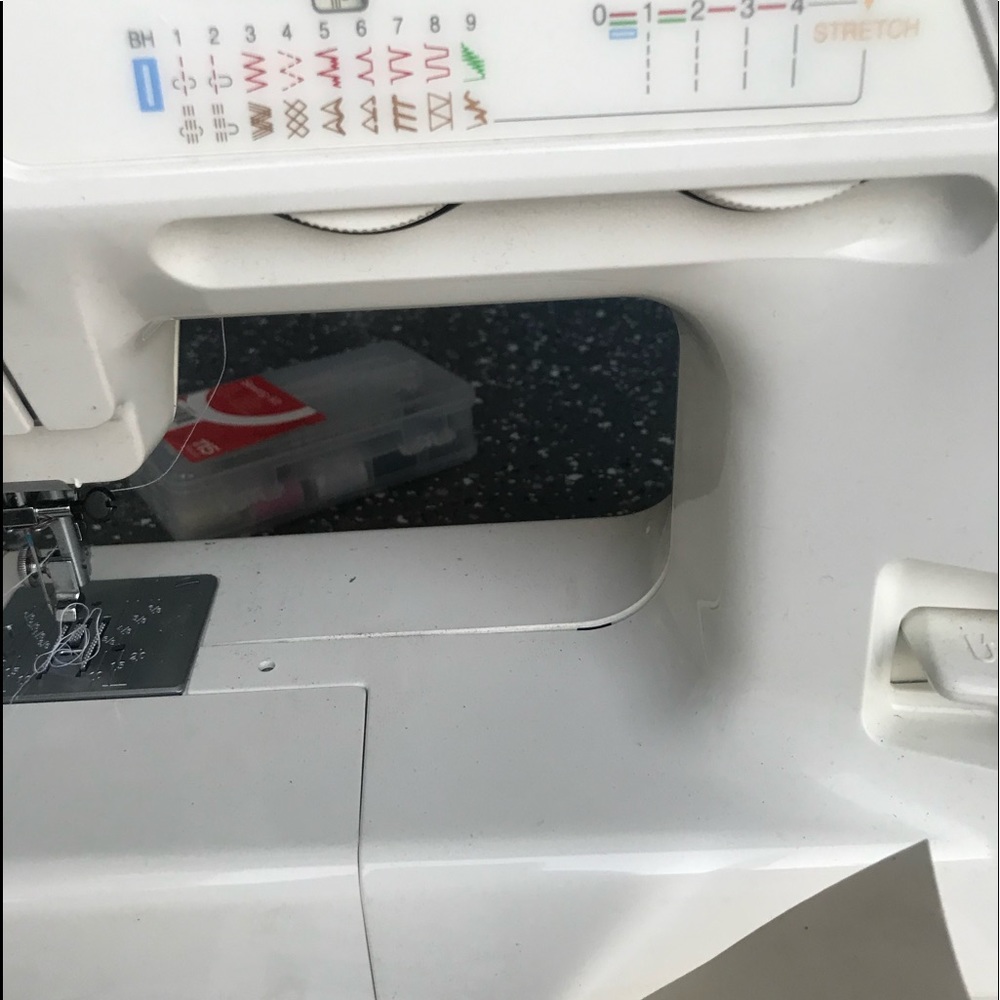 Sewing machine - Picture 3 of 4